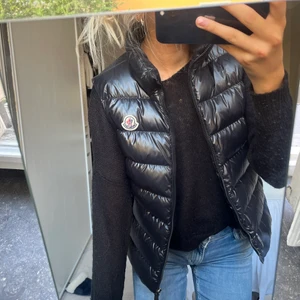 Moncler väst - Köpt i höstas i butiken, inte använda alls mycket och inga defekter. Kvitto påse oså finns❤️