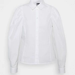 Skjorta med puffärmar - Säljer nu en super fin skjorta med lite större ärmar vilket är så snyggt💓 den är storlek S men sitter lite oversize💓 funkar till allt💓 hör av er vid intresse eller frågor💓