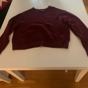 Vinröd tröja  - En vinröd jättefin och mjuk tröja, använd MAX 2 gånger. Fint skick och köparen står för frakten.