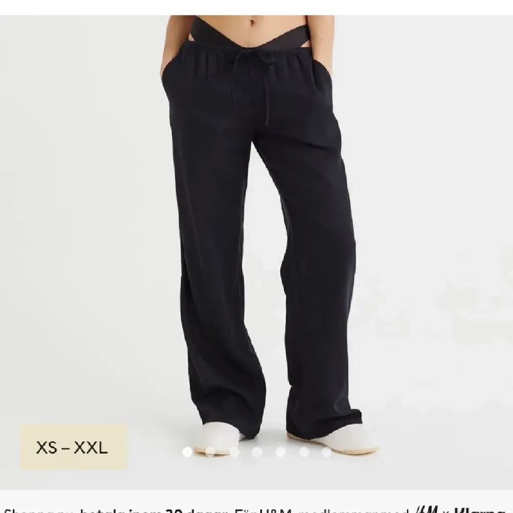 Tryck ej på köp nu! Säljer dessa mid/lowwaist svarta linnebyxor i strl XS. Uppsprättade vid anklarna så de är så långa som det går. Superfina men säljer pga lite små. ❤️. Jeans & Byxor.