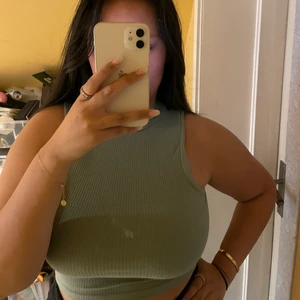 Linne med krage - Nypris: 100kr. Knappt använd. Frakt tillkommer och köparen står för frakten. 