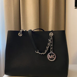 Michael Kors väska  - Nyskick köpt för några år sedan för ca 2000kr. Använd ett fåtal gånger.