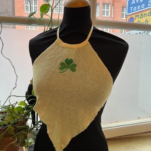 Vintage knyt-topp - Stickad knyt-topp med fina detaljer, helt oanvänd. Dockan på bilden använder strl S. 