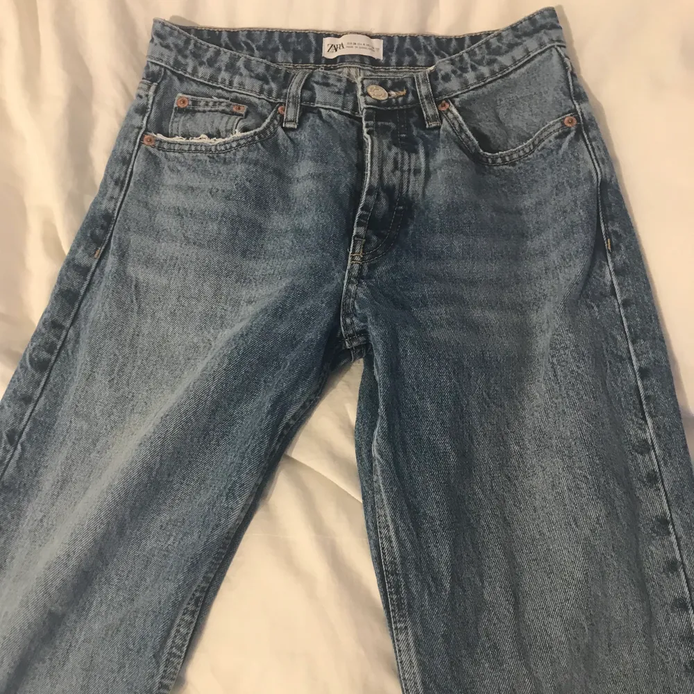 Blåa baggy midrise jeans från zara i storlek 36. Köpta hör på plick men var tyvärr för små. Jeans & Byxor.