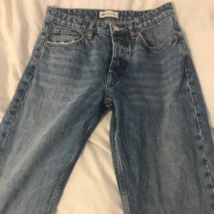 Raka midrise jeans från zara  - Blåa baggy midrise jeans från zara i storlek 36. Köpta hör på plick men var tyvärr för små