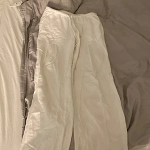 Linnebyxor  - ett par vita linnebyxor som då är för korta för mig så ja säljer dom. Jag skulle säga om du är 163 ish så är dom lite korta i benen så därför kan inte jag ja dom💞. 