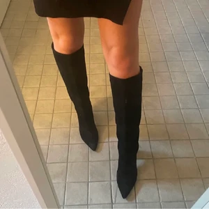 Klackar - Snygga klackar i gott skick då de endast använts några enstaka gånger, i stl 39 men hade säkert passat 38 också!💘