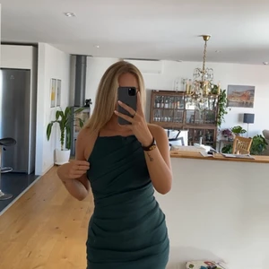 Grön klänning från Zara - Grön klänning från zara i storlek M, liten i storlek så passar även en S. Mycket grönare i verkligheten!