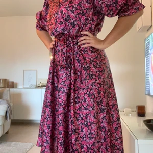 Blommig klänning  - Fin klänning ifrån Cubus med knyte i midjan och puffärm. Endast använd 1 gång. *köpare står för frakt   