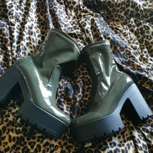 Bratz-skor  - Bratz-liknande skor i storlek 7,5 men passar mig som har 38-38,5.  Riktigt snygga & sköna & har endast testat dem.  Säljer för 200 plus frakt men priset går att diskutera. :) 