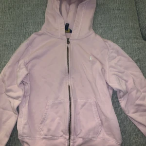 Polo tröja  - Väldigt liten i stl passar typ 8-10 åring skulle jag tro frakten inräknat i priset typ aldrig använd 