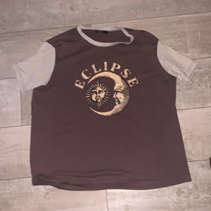 T-shirt  - T-shirt från shein i storlek M! Använd några gånger men inget som syns på den. Dock har färgen på lappen där storleken ska stå försvunnit!❤️ 