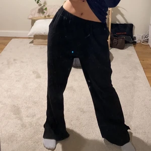 🖤Svarta linne byxor🖤 (Strl S) - Svarta linne byxor jag köpt vintage! Stretchiga i midjan och lite slits längst ner på benen. Säljer pga att dom inte kommer till användning längre. Köpare står för frakt📦🫶🏽