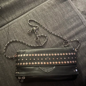 Zadig väska🫶🏻 - Säljer min skit snygga Zadig väska, den är väldigt använd som man kan se på nitarna där av att jag säljer den för billigare🫶🏻 Köparen står för frakt❤️