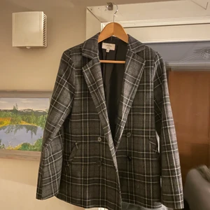 Rutig Blazer - Svartvit rutig blazer i tunt material från Nakd! Jag har använt den få gånger så den är i mycket bra skick! Köptes för ca 400 kr.