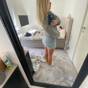 Jeanskjol - Säljer nu min gamla jeanskjol som är högmidjad men det syns inte om man har tröja över!! Sååå snygg i storlek S, säljer för 150kr💕