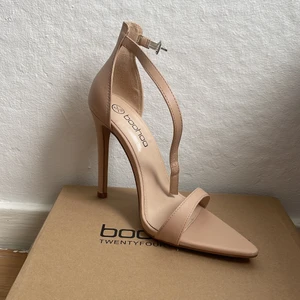 Sko från boohoo - Jättesnygga skor från BooHoo. Endast provade då jag skulle haft dom på studentbalen men valde andra skor istället! 