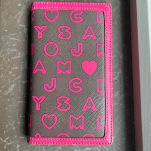 Marc Jacobs plånbok/korthållare - Marc Jacobs plånbok/korthållare. Villig att sänka priset om annat förslag ges.