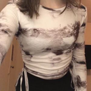 Topp - Snygg tröja med knytning på sidan🤍