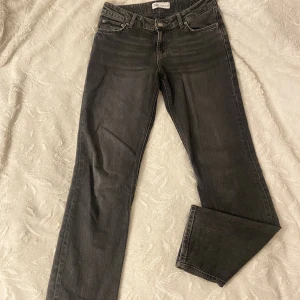 Lågmidjade straight byxor - Säljer mina low waist byxor från Zara. Byxorna är svarta/urtvättat svart färg. I superbra skick 💕