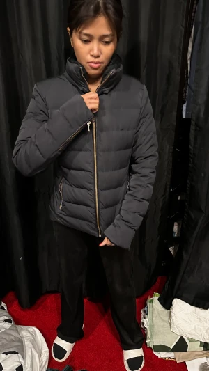 Zara vårjacka - Svart fin jacka från zara i bra skick.