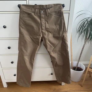 Levi’s Carpenter Pants - ✏️ Beiga/Bruna Carpenter byxor från Levi’s! Waist 34/Length 32