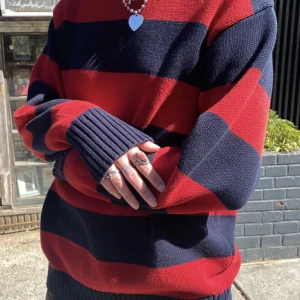 BRIANNA COTTON THICK STRIPE SWEATER - Trendig och snygg! Brianna Cotton Thick Stripe Sweater från Brandy Melville i storlek Medium är till salu! Denna tröja är i bra skick och har använts endast ett fåtal gånger. Köptes för 400 men säljs nu för 200kr! Skriv priv för frågor/bilder💛