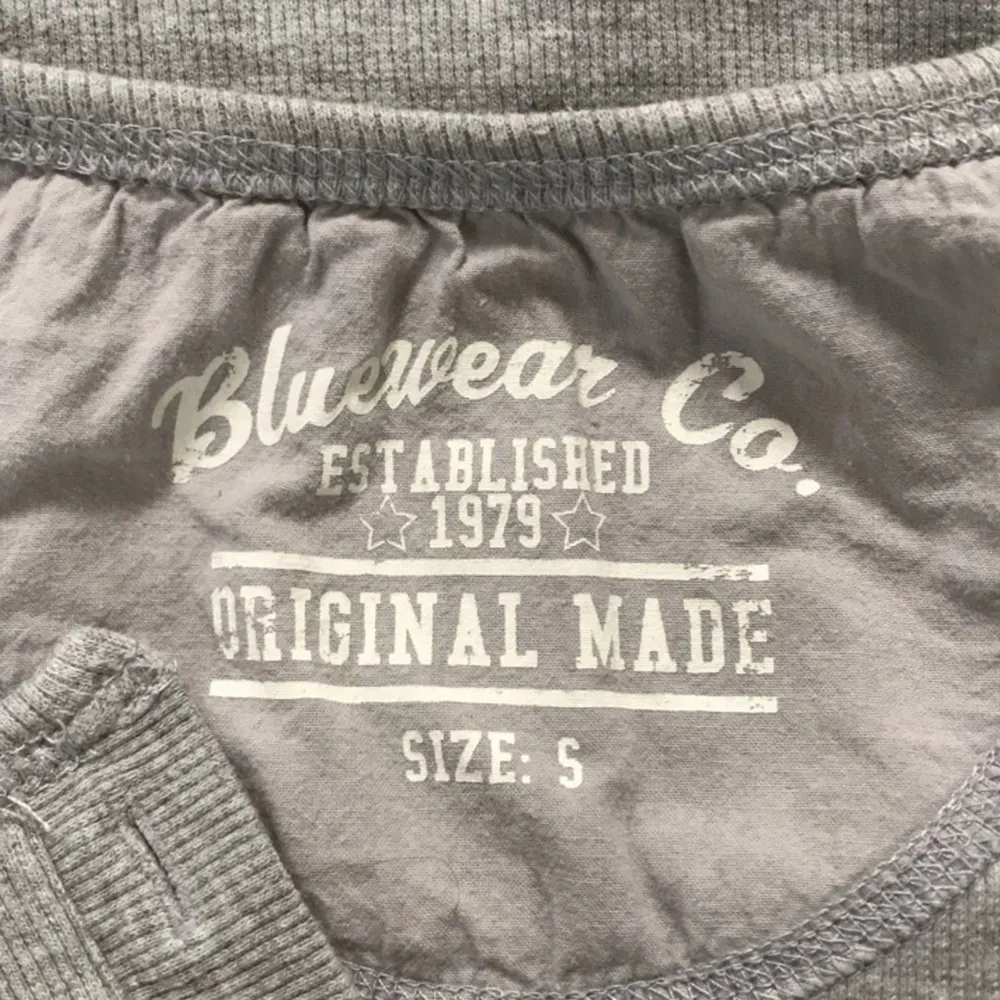 Grå farfarströja från Bluewaer Co. Bra längd i både ärmarna och tröjan i sig. Storlek S, säljer pga att den inte kommer till användning <3. Toppar.