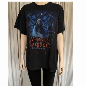 Avenged sevenfold merch  - A7x t-shirt köpt i Stockholm ca 2012! Det är från deras Nightmare platta med foREVer tribute till The rev på gravstenen! Den har använts några gånger men 13-åriga jag tog förvånansvärt bra hand om den så trycket är i fint skick för att vara 11 år gammalt!