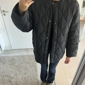Svart vår jacka 🥰 - Säljer denna super fina svarta vårjacka! Den är hyffsat tunn och perfekt nu till våren. Använd vid endast 2 tillfällen så jätte fint skick🥰🥰