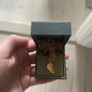 Maria Nilsdotter halsband - Säljer mitt fina guldpläterade Maria Nilsdotter halsband.   Kan både skickas och mötas upp!