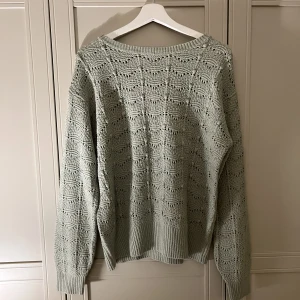 Stickad tröja  - En mintgrön stickad tröja med väldigt fint mönster i storlek S-M!💗skick 10/10