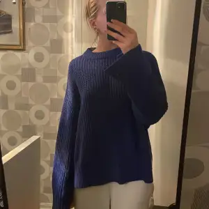 En marinblå stickad tröja från ginatricot! Aldrig använt den sen den köptes. (Materielet är inte stickigt)