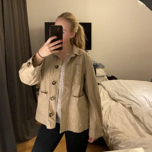 Kort trenchcoat  - Säljer denna sjukt snygga trenchcoat inspirerade jacka från hm. 