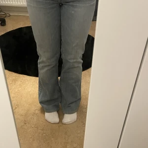 Lee jeans lowwaist - BUDA! Jätte fina Lee jeans som tyvärr inte passar. Låg midja med utsvänga ben nedtill.  Ett snäpp ljusare, vid mer bilder skriv! 