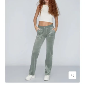 Juciy byxor - Jätte fina juciy byxor stolek xs Vill ha 600 swish  Vid snabb affär kontant, kan mötas up inom Stockholm, frakt står du för , du får bild på mitt lägg! Kom dm så får du mer bilder 