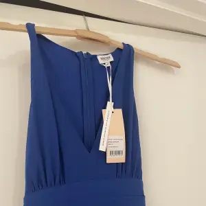 Blå oanvänd balklänning som knyts i ryggen. Köpt för 800kr säljer för 700kr💙