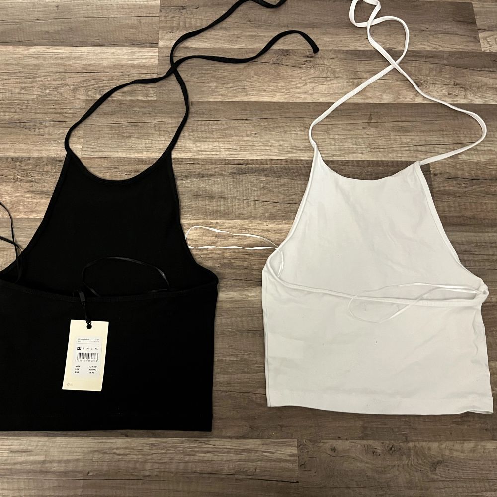 Säljer dessa två toppar med låg rygg från bikbok. Vita andvänd Max 5 gånger och den svarta är oanvänd. Säljer tillsammans för 100kr. Toppar.