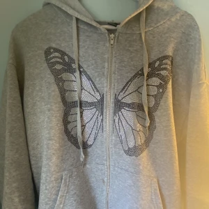 Zip-up hoodie - Jättefin zip-up hoodie från shein, använd få gånger. Säljer pga att den är för stor för mig💕