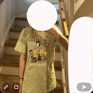 Säljer denna oversized gröna t-shirt med tryck. På trycket står det ”PEANUTS dream team”. Den är från H&M och är i storlek 134/140 men är stor i storleken. Inga större tecken på användning. Pris kan diskuteras.