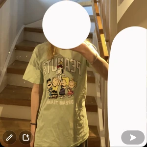 Grön t-shirt med tryck  - Säljer denna oversized gröna t-shirt med tryck. På trycket står det ”PEANUTS dream team”. Den är från H&M och är i storlek 134/140 men är stor i storleken. Inga större tecken på användning. Pris kan diskuteras.