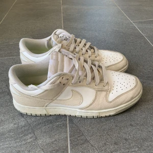Nike dunk low - Säljer mina Nike Dunk Low Next Nature White Light Orewood Brown!  Säljer dessa skor pga för små. Mycket fint skick på dom och är använda ett fåtal gånger. Har inte kvar lådan till skorna! Priset kan diskuteras!! Köparen står för frakt! Nypris: 3000 