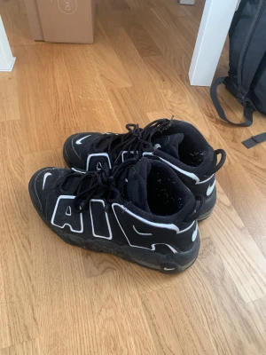 Nike uptempo - Säljer mina uptempos i storlek 38/5. Köpta för 1500 säljer för 500, köparen betalar frakt