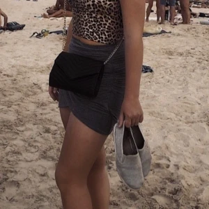 Kjol - Grå kjol från Ginatricot. Storlek M. Omlottdetalj❤️