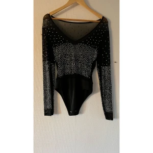 Body - Svart mesh body med bling. Storlek S använd vid ett tillfälle 