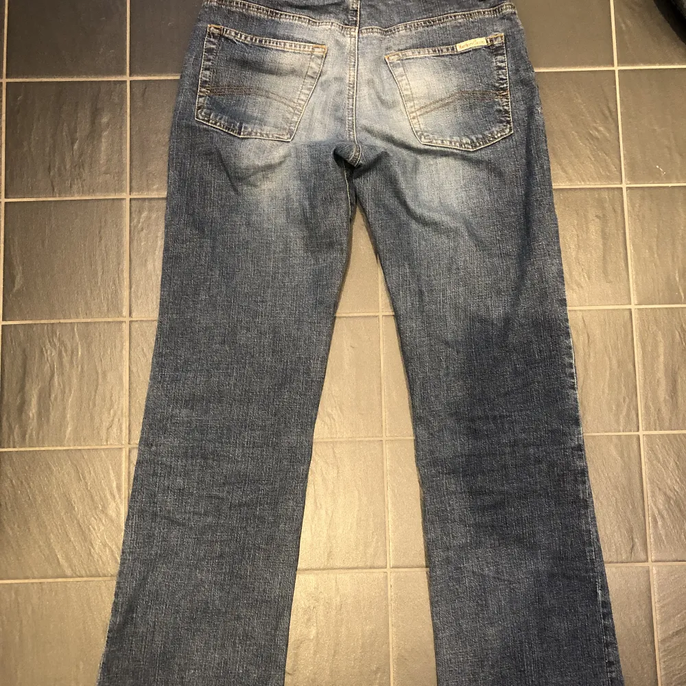 Snygga jeans från Marlboro Classons regular fit (typ bootcut) lite slitna vid ena foten inget som märks (se bild 3) Strloek 29. Midjemått 72 inerbenslängd ca 75. Jeans & Byxor.