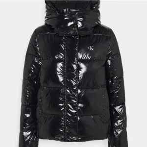 Jacka - Jacka från ck aldrig använt och prislappen är kvar storlek xs. Tar endast Swish och fraktar den till dig, 500kr plus frakt 