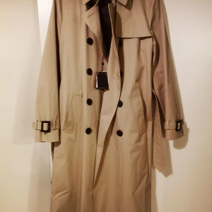 Massimo Dutti trench coat - Säjler den jättefin trench coat från Massimo Dutti. Ny med prislapp. Aldrig använd. Storlek L