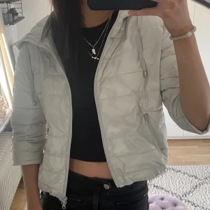 Jacka  - Henro liknande jacka med trekvarts ärmar☺️såå himla fin med en stickad tröja under 🥰 har fler bilder så det är bara att skriva! 