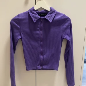 Tight kofta-New Yorker - Storlek S, i mycket bra skick, använd ett par gånger men den passar inte mig längre tyvärr.